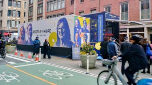 El Museo «People of Hope» aparece en la imagen en Union Square, Nueva York, en la primera parada de su gira de tres años por Estados Unidos.