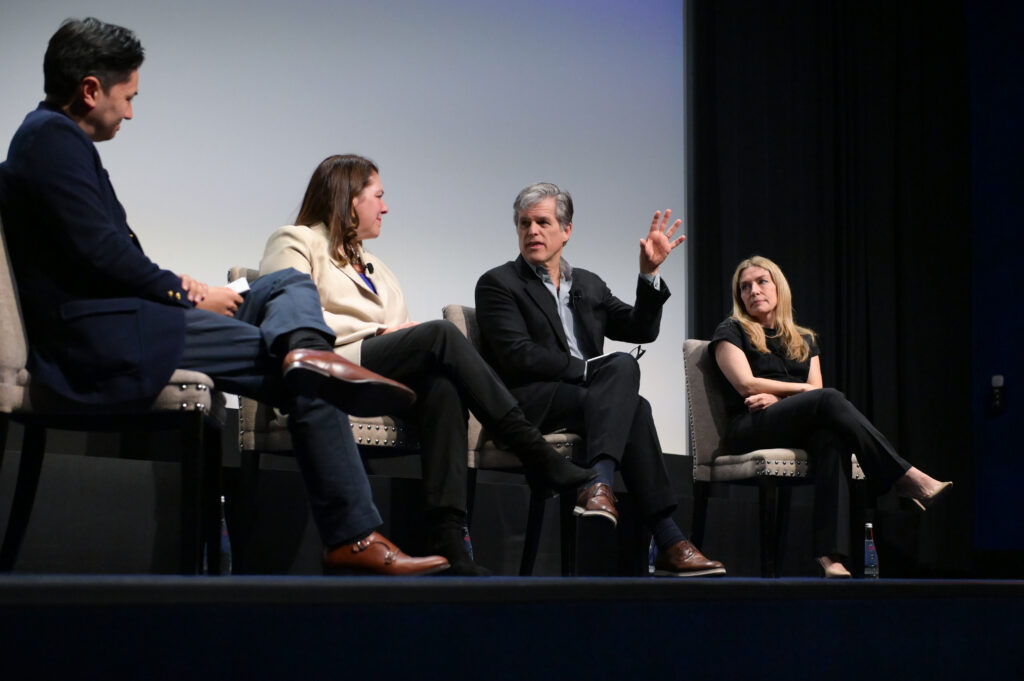 Una fotografía de Pablo Torre, Kerry Robinson, Timothy Shriver y Abigail Marsh hablando sobre la empatía