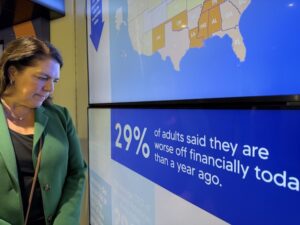 En la imagen aparece Kerry Alys Robinson, presidenta y directora ejecutiva de Catholic Charities USA, contemplando una pieza del Museo «People of Hope».